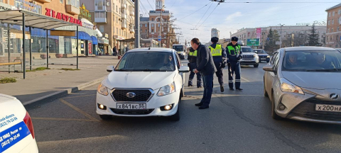 В г. Омске сотрудники ВОА и Госавтоинспекции вышли на дороги города, чтобы поздравить водителей с праздником. 