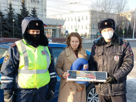 В г. Омске Прекрасные мамы за рулём получили поздравления от сотрудников ГИБДД 